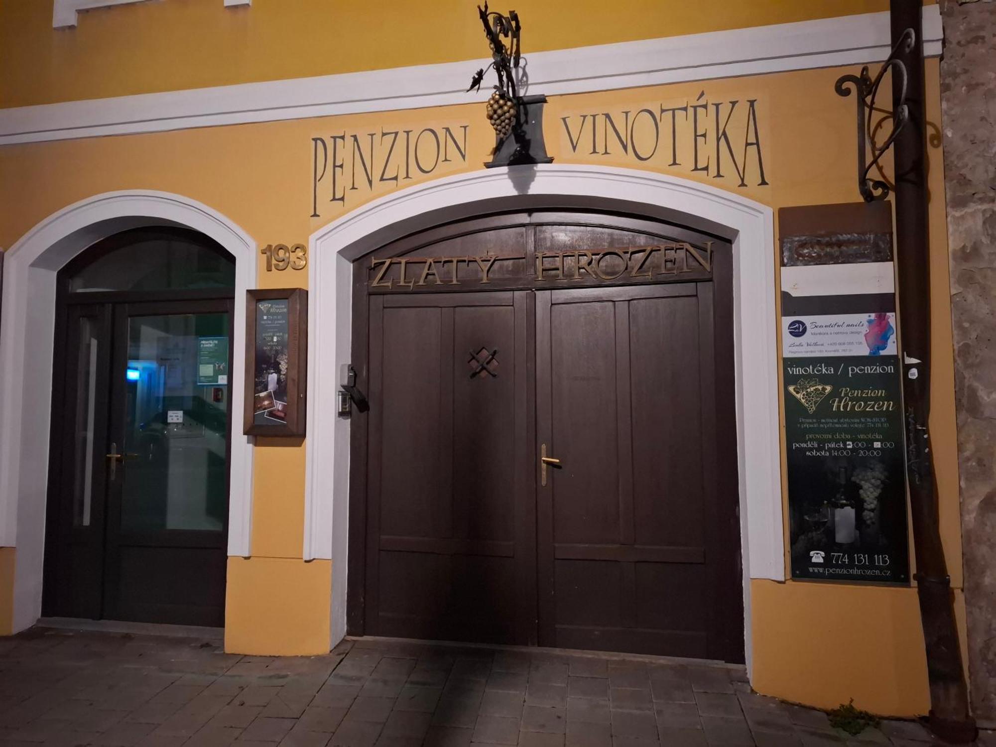 Penzion A Vinoteka Hrozen Kroměříž Dış mekan fotoğraf